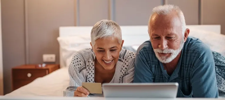 Älteres Paar online shopping