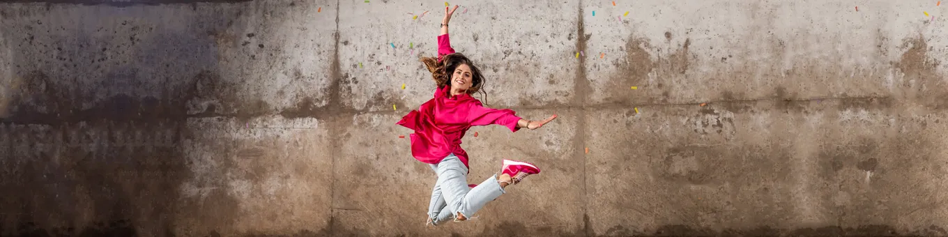 Frühjahr Sommer Kollektion Glückliche springende Frau mit H-Pinky magenta pink