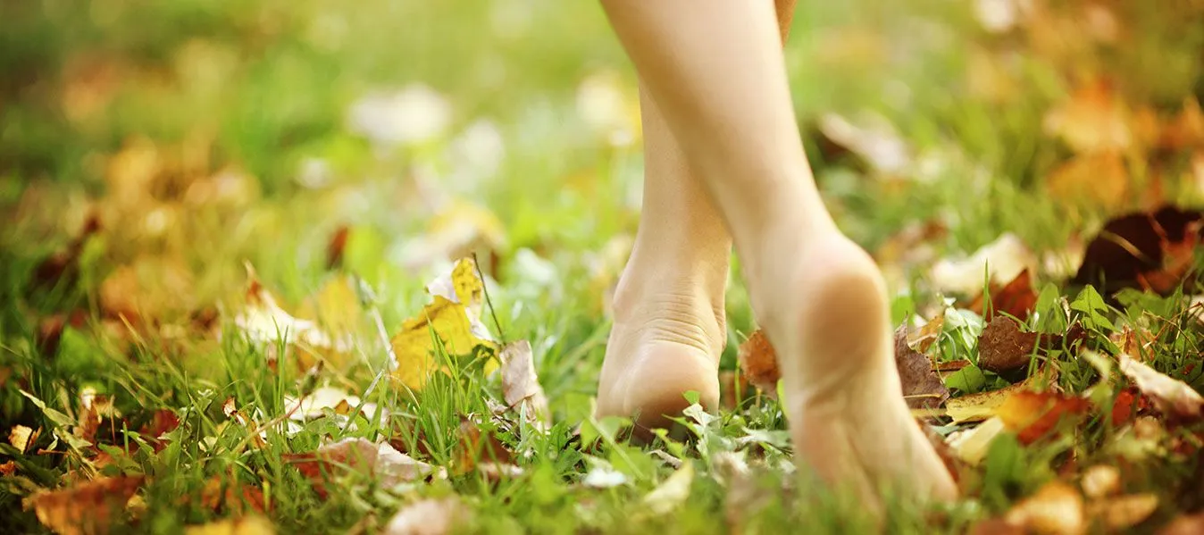 FERSENPOLSTER-SCHUHE UND SCHUHE MIT LUFTPOLSTERSOHLE Barfuß über Gras laufen