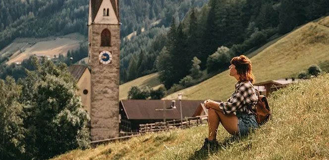 WALDLÄUFER X Globusliebe Frau vor Berglandschaft