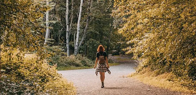 WALDLÄUFER X Globusliebe Frau im Wald