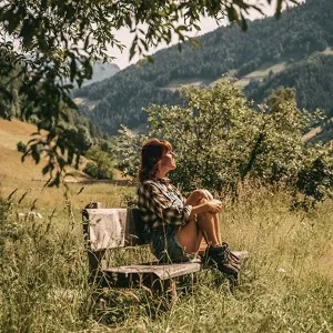 WALDLÄUFER X Globusliebe Frau vor Berglandschaft